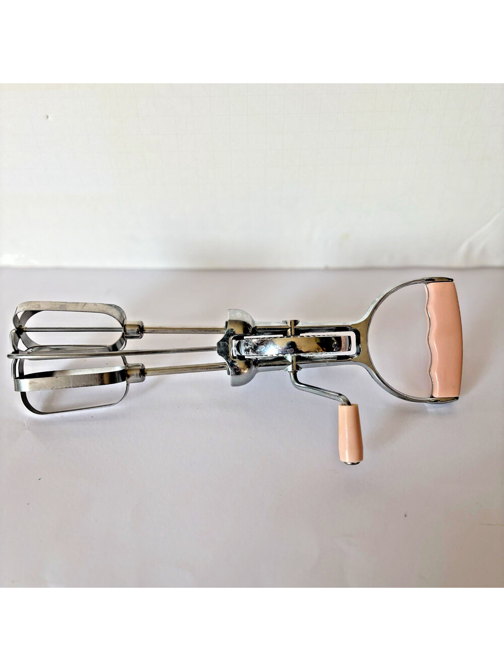 The Turner & Seymour MFG. Co Superwhirl Hand Mixer VTG